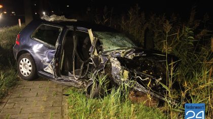 Auto tegen boom kanaaldijk Meijel