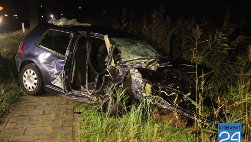 Auto tegen boom kanaaldijk Meijel