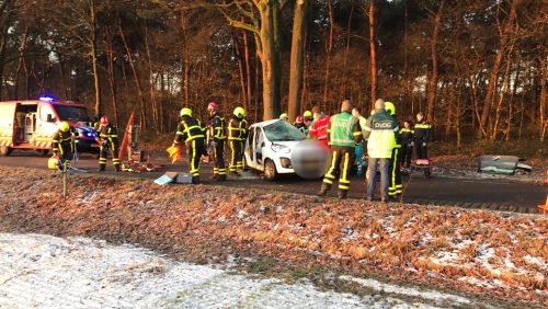 Auto-tegen-boom-Maarheezerhuttendijk
