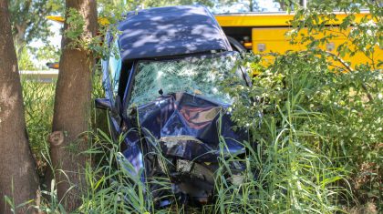 Auto-tegen-boom-N266-Nederweert-7
