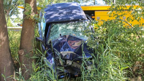 Auto-tegen-boom-N266-Nederweert-7