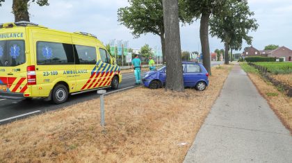 Auto-tegen-boom-Roermondseweg-Weert-1
