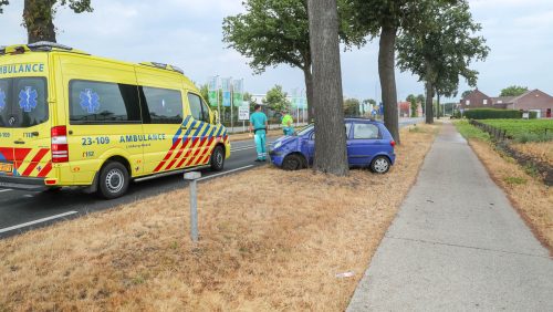 Auto-tegen-boom-Roermondseweg-Weert-1