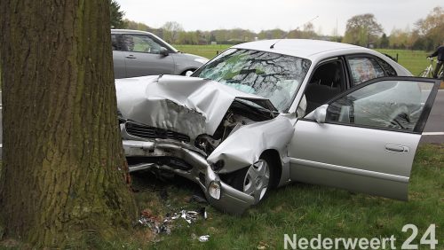 Auto tegen boom op Roermondseweg Weert