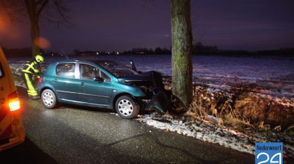 Auto tegen boom Winnerstraat Nederweert