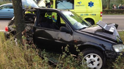 Auto-tegen-boom-op-Ringbaan-Noord-003