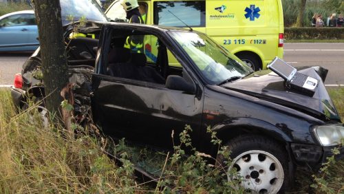 Auto-tegen-boom-op-Ringbaan-Noord-003