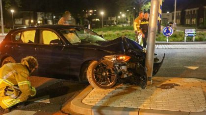 Auto-tegen-lantaarnpaal-Maaslandlaan-Weert-2