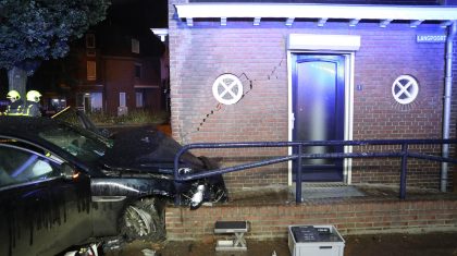 Auto-tegen-monumentaal-pand-Langpoort-Weert-4