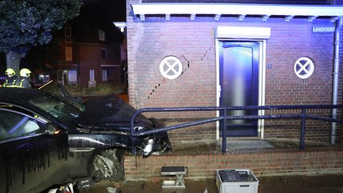 Auto-tegen-monumentaal-pand-Langpoort-Weert-4