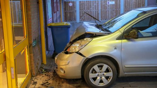 Auto-tegen-winkelpui-EMTE-3