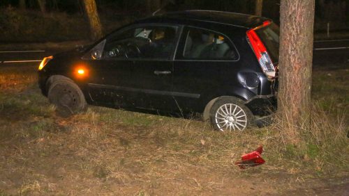 Auto-uit-de-bocht-geuzendijk-Weert-2