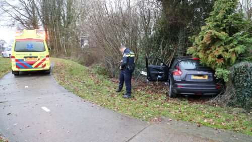 Auto-vliegt-uit-de-bocht-bij-rotonde-Heldensedijk-Roggel-2
