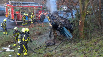 Autobrand-A2-Nederweert-auto-op-de-kop-in-de-bomen-4