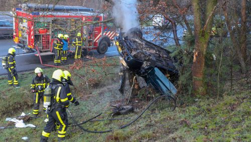 Autobrand-A2-Nederweert-auto-op-de-kop-in-de-bomen-4