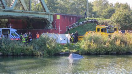 Bestelbus-in-kanaal-lichaam-gevonden-Wessemerdijk-Nederweert-5