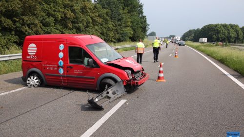 Bestelbus-rijdt-tegen-vangrail-A2-1