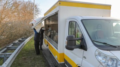 Bestelbus-rijdt-verkeersbord-en-lantaarnpaal-omver-NEderweert-5