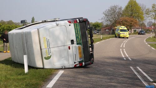 Bestelbus-vliegt-uit-bocht-Ospeldijk