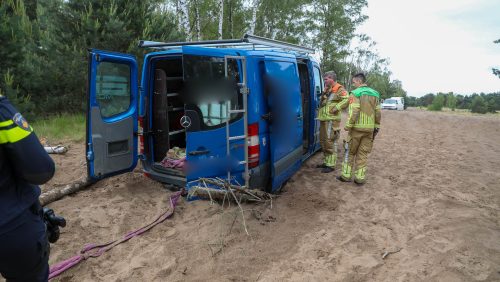 Bestelbusjes-rijden-zich-vast-op-tankbaan-Boshoverheide-3