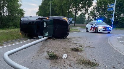 Bestuurder-ramt-lantaarnpalen-en-slaat-over-de-kop-in-Roggel