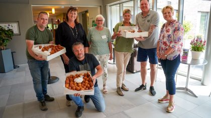 Bewoners-St-Joseph-Nederweert-verrast-met-oliebollen-1 Bewoners-St-Joseph-Nederweert-verrast-met-oliebollen-1