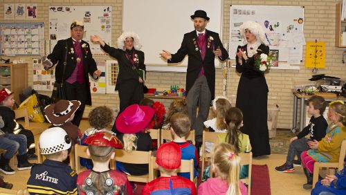 Boerebroelof-gezelschap-Festina-Lente-uit-Venlo-op-bezoek-bij-IKC-de-Kerneel