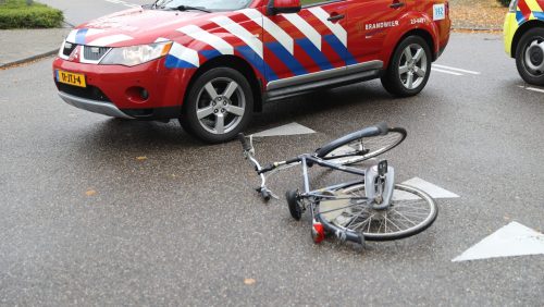 Botsing-fietser-auto-Paulus-Holtenstraat003