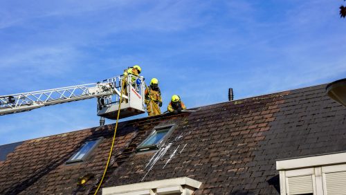 Brand-in-dak-in-woning-Meester-Strijbosstraat-in-Weert-8