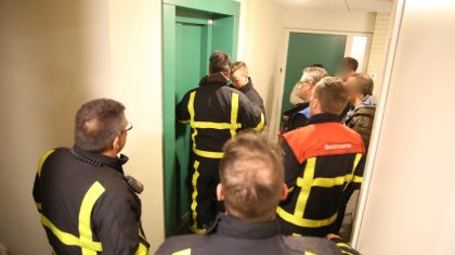 Brandweer-bevrijdt-mevrouw-uit-lift-Nederweert-1