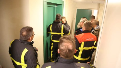 Brandweer-bevrijdt-mevrouw-uit-lift-Nederweert-1