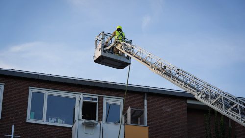Brandweer-naar-Laurenburg-in-Weert-voor-mogelijke-dakbrand-3