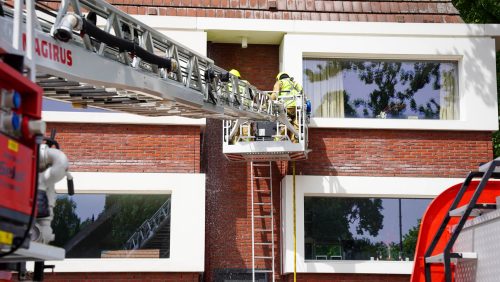 Brandweer-onderzoekt-mogelijke-brand-in-spouwmuur-in-Weert-8