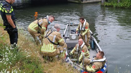 Brandweer-redt-hond-uit-kanaal-Weert-5