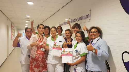 Bronzen-Smiley-voor-Vrouw-Moeder-Kind-centrum-SJG-Weert