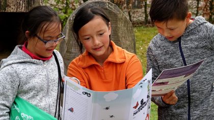 Buitentocht-in-een-nieuw-jasje-en-een-nieuw-tasje