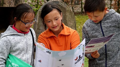 Buitentocht-in-een-nieuw-jasje-en-een-nieuw-tasje