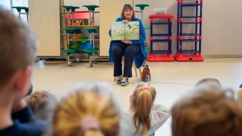 Burgemeester-Op-de-Laak-en-wethouder-Dieteren-geven-startschot-voor-de-Nationale-Voorleesdagen-31