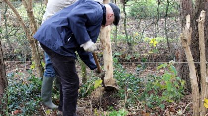 Burgemeester-helpt-bij-aanleg-crossbaan-005