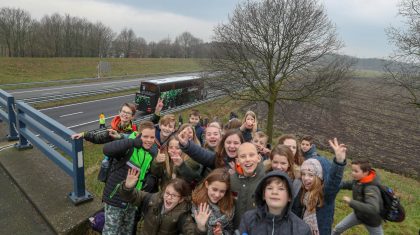 Bus-met-schoolkinderen-strand-op-A2-bij-Nederweert-3
