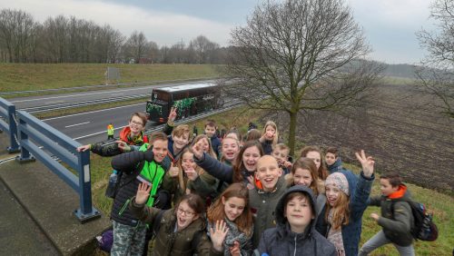 Bus-met-schoolkinderen-strand-op-A2-bij-Nederweert-3