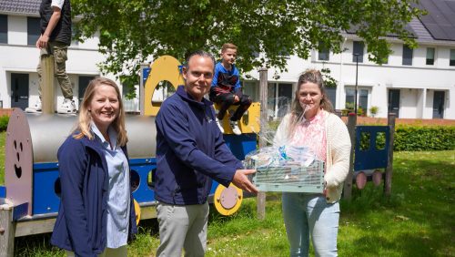Buurtvereniging-de-Kerneel-ontvangt-eerste-koffiepakket-1