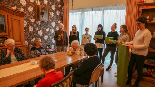 CITAVERDE-Nederweert-overhandigt-bordspellen-aan-zorgcentrum-Sint-Joseph-1