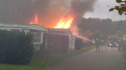 Caravan-volledig-uitgebrand-Helden