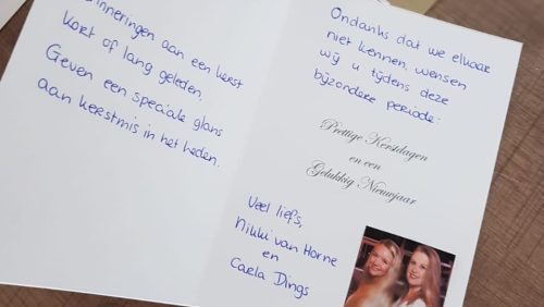 Carla-en-Nikki-schrijven-kerstkaarten-1