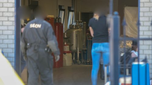 Chemicalien-en-spullen-voor-drugslab-Risseweg-Weert-8