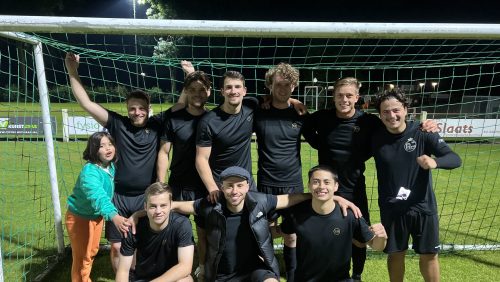 De-mannen-van-Super-Bros-winnen-Doospelse-Derby