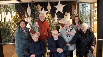 Deelnemers-Trinkenshof-op-kerstbezoek-naar-Intratuin