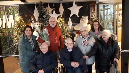 Deelnemers-Trinkenshof-op-kerstbezoek-naar-Intratuin