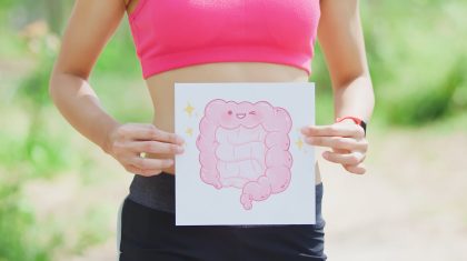 Depositphotos_194312392_XL sport woman take intestine board in the forest